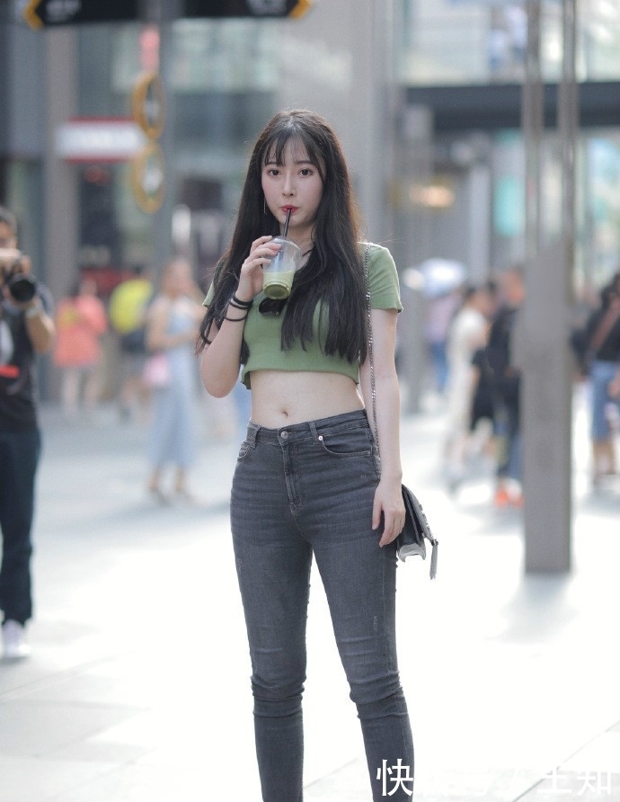 让自己■牛仔裤穿搭也需要个性, 这样才能秀出自己的专属风格