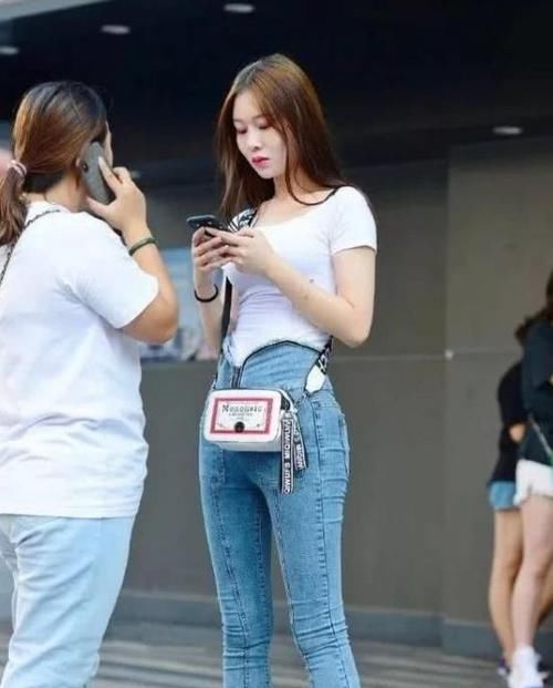  气质■街拍：名嫒美姝的美女，一件黑色毛绒外套配牛仔裤，时尚达人气质