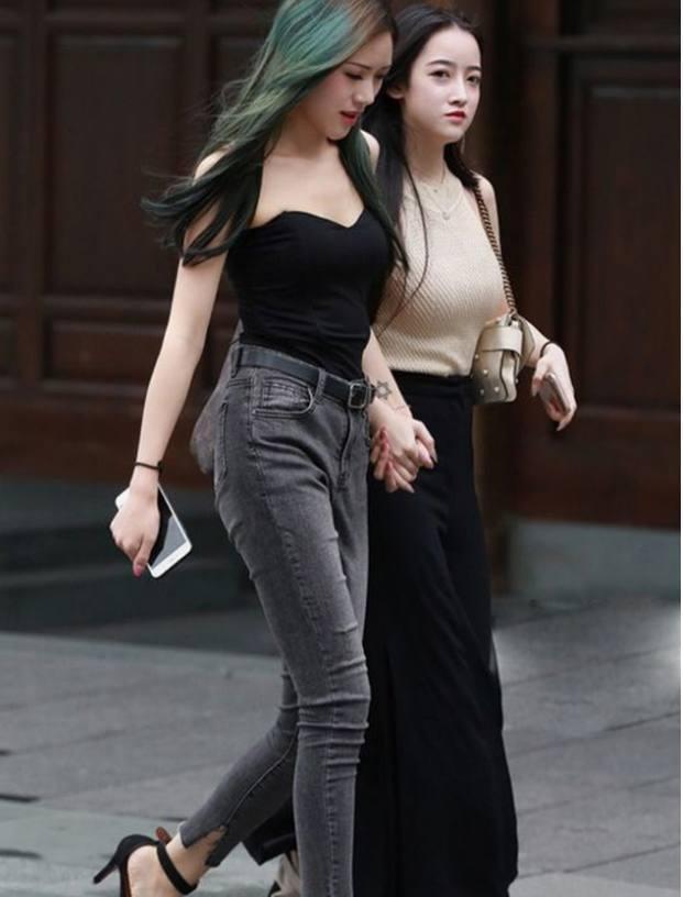 许多姑娘都非常喜欢穿搭牛仔裤，因为更显好身材！