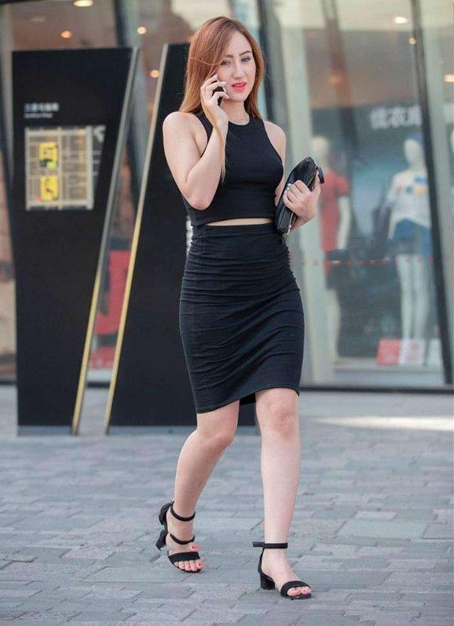 街拍:小姐姐一件紧身连衣裙,把身材淋漓尽致的展示出来了