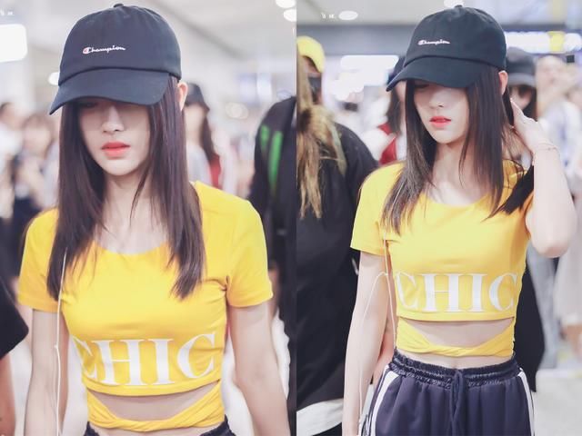 别再穿肥宅T了，学学鞠婧祎穿收腰连衣裙，这才是青春无敌！