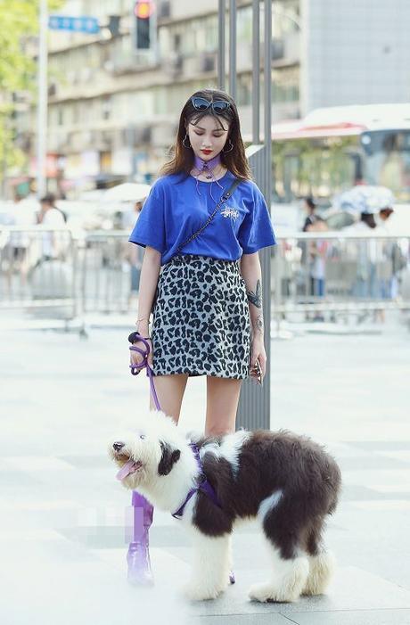 街拍:颜值高的美女,无论穿短裤或裙子,都能“凸显”女人味!