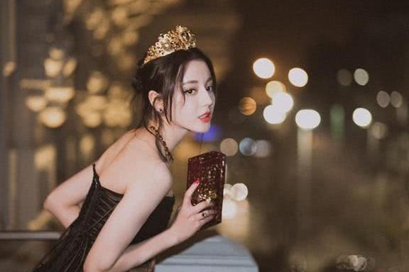 关晓彤迪丽热巴一袭黑色抹胸裙上身，身材惊艳众人，网友：这次终