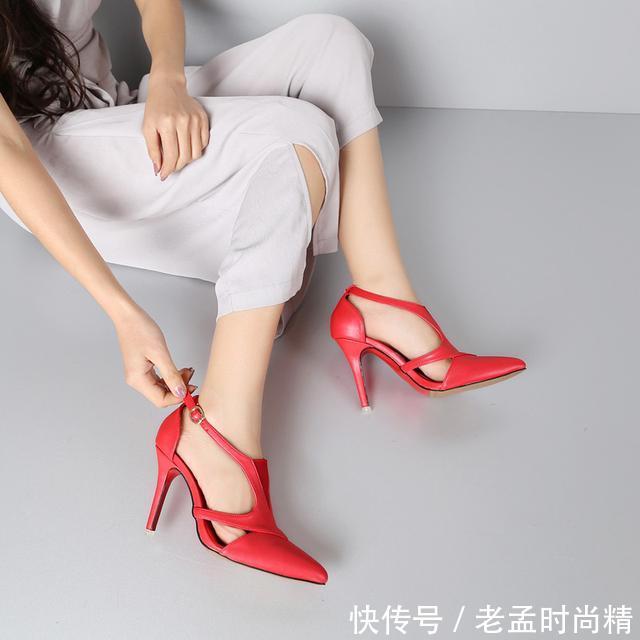 「约会」穿上一款走路轻松又时尚的高跟鞋,逛街约会都不错呦