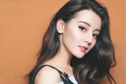 女星烫波浪卷发，关晓彤老了十岁，赵丽颖看着尴尬，她却美得惊艳