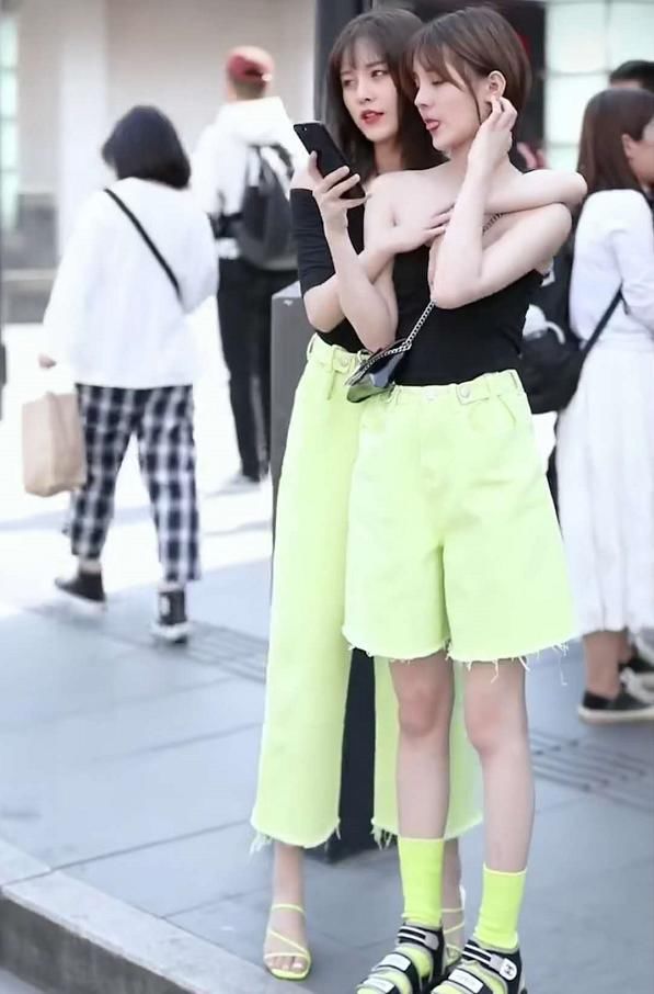  #时尚#女神潮范儿美搭！街拍：青春时尚的搭配,甜美可爱又养眼,让你的美独一无二！