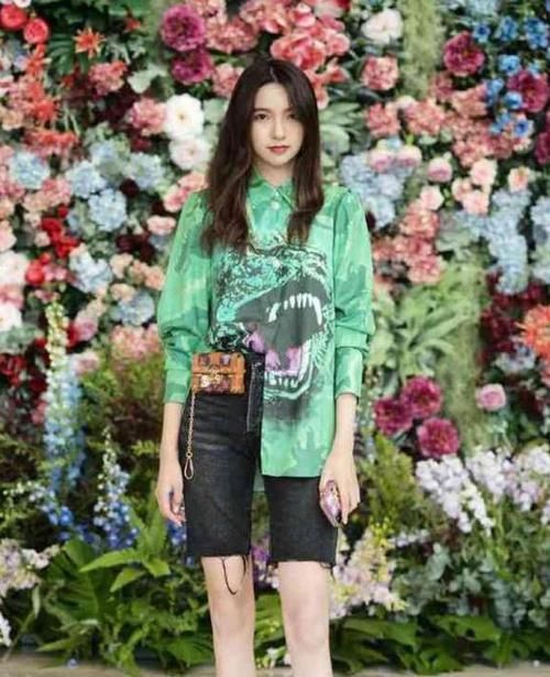  [气质]美女时尚街拍：雪肤花貌的小姐姐，一条黑色连衣裙外搭白色开衫，气质十足