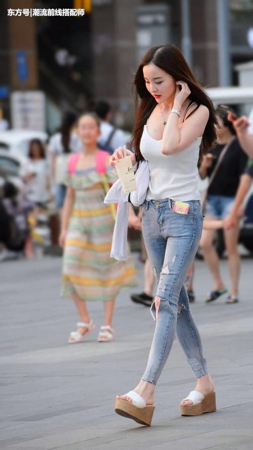 街拍：图1时尚美女，短裙配丝袜，图6美女厉害，这高跟鞋太离谱