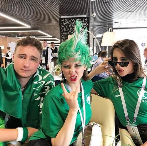 不走秀就回去继承家业？沙特史上第一位走上高定秀场的模特就是她