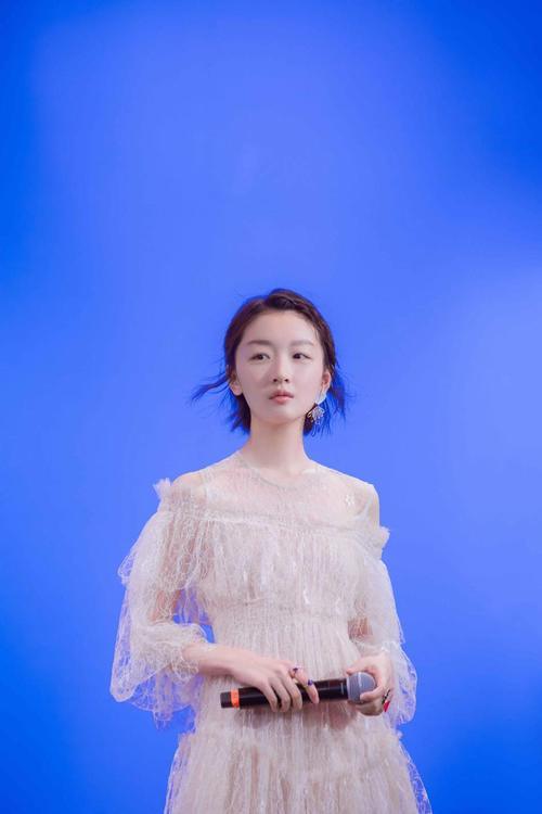 周冬雨厉害!连衣裙短成三角形也敢穿上台,网友:难怪腿长超1米