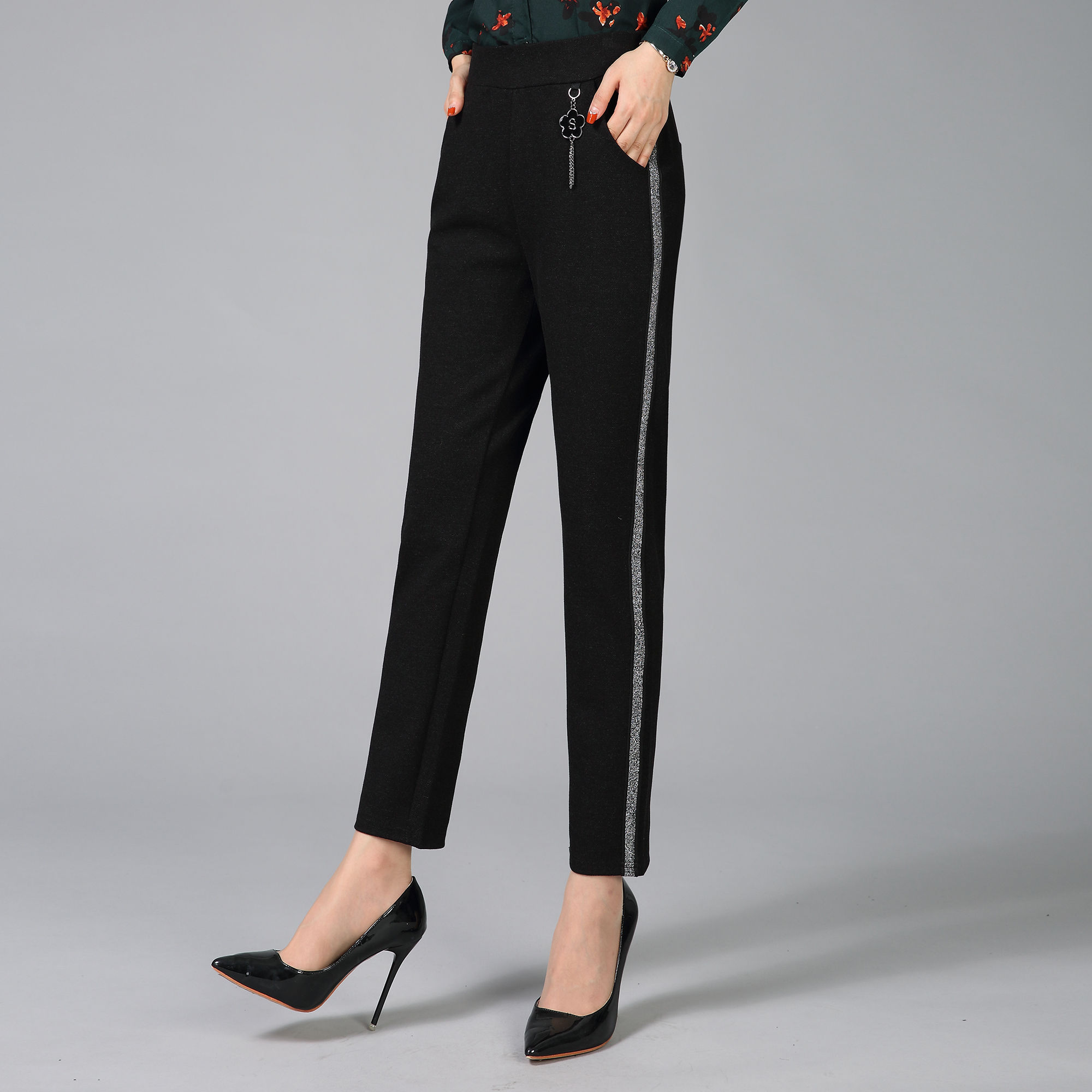 会打扮的女人都不穿裙子了，现在流行下面这些女裤，美出新高度