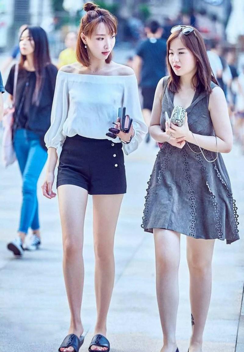 时尚穿着：穿低胸包臀裙的姐妹, 在夜幕下显得十分迷人