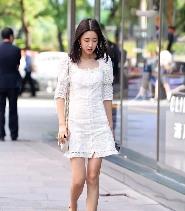 『简洁』街拍:温柔魅力的小美女,穿着简洁大方,笑容甜美可爱