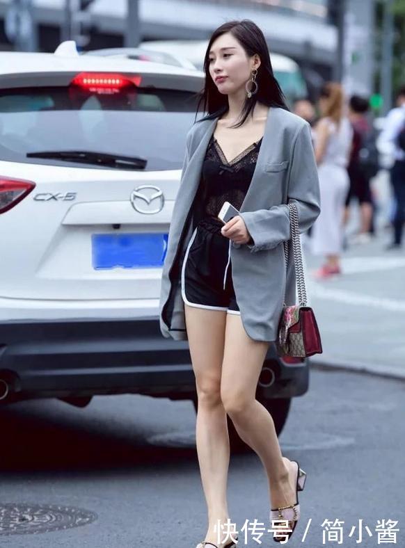 街拍：小姐姐独特美丽眸含秋水，一双大长腿！