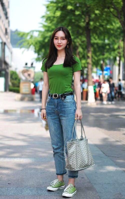 街拍：小姐姐整体看起来优雅端庄，女人味十足