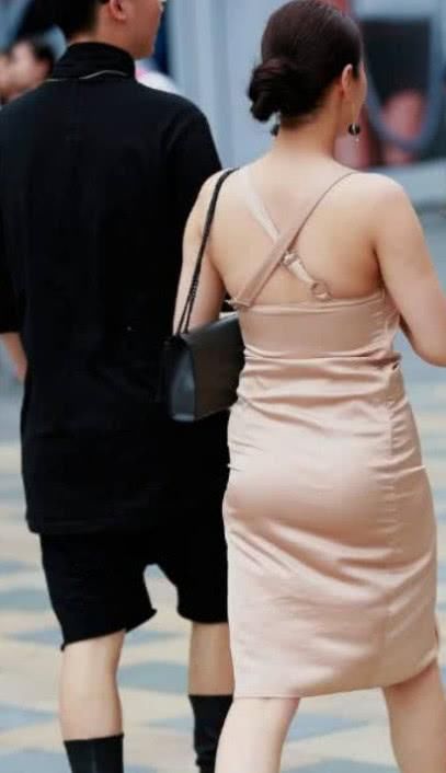 阿姨身材凹凸有质感，风韵犹存勾勒完美体型，少妇的美，少女不懂