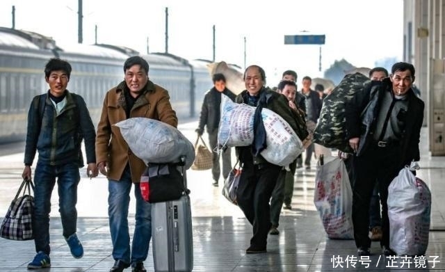 火车上的饭也不贵，农民饿着也不愿买，为啥？老农3句话扎心了