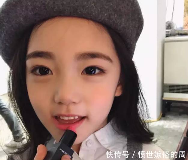 小女孩6岁开始化妆，12岁时居然变成这样！