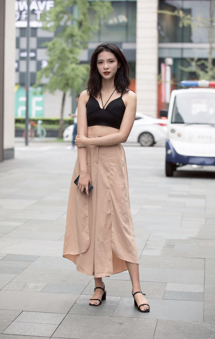 路人街拍：小姐姐精致的穿搭与窈窕的身材，是这个季节最美的风景