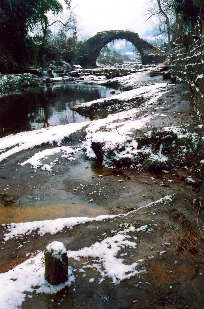 四川这座小城，叫板稻城亚丁，不输江南，藏着亚洲第一云海，高铁