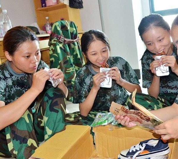 「偷笑」军训时女生最好别带这3样东西,尤其是最后一种,同学都会偷笑你