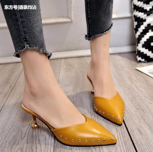 尖头鞋又流行回来了，秋天新款细高跟拉伸脚背，配9分裤显高显瘦