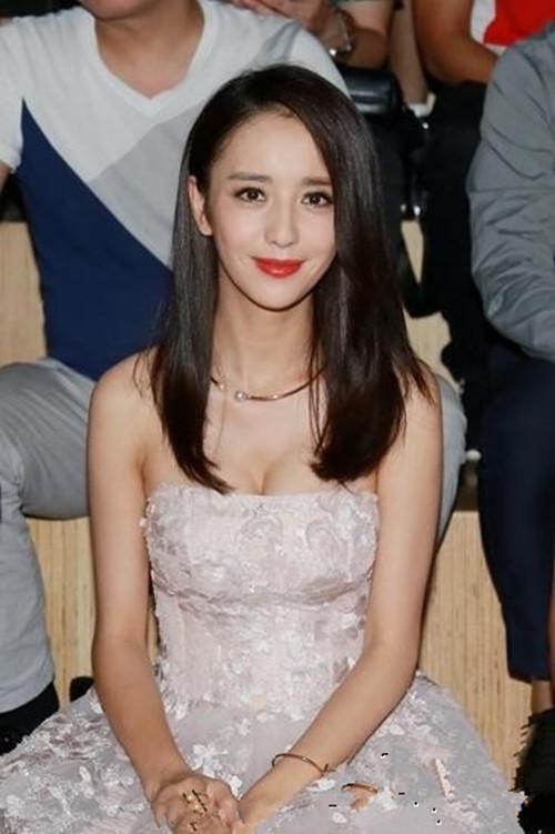 25岁古力娜扎撞衫33岁佟丽娅，同款长裙不同发型，网友：显老