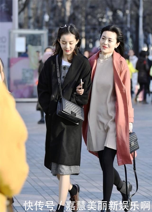  优秀@小姐姐穿着吊带裙，黑色的色调也掩盖不了优秀的身材