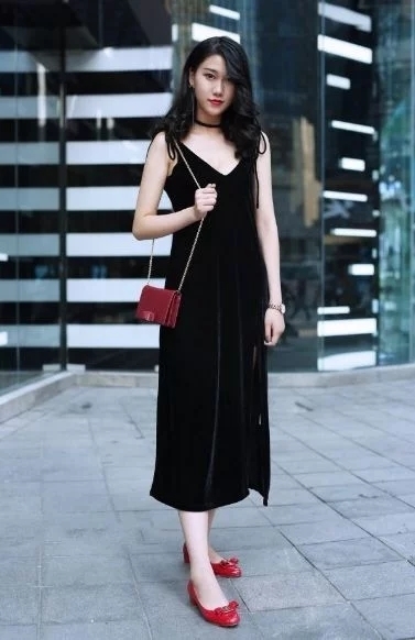  柔美|街拍：笑容甜美的短发美女，脚踩高跟凉鞋，柔美身姿让人羡慕不已
