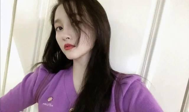  「看起来就」关晓彤瘦脱相还开美颜？紫色毛衣穿的再嫩，看着也觉得僵硬！