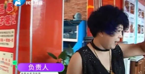 男子和朋友去聚餐，一看碗里傻了眼，老板娘：我看谁敢播！