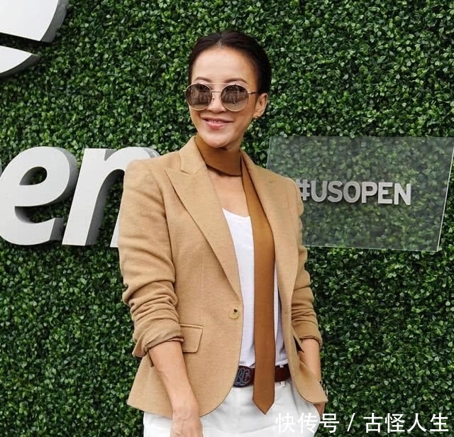 『感觉』李玟开挂了，西服配白色休闲裤帅气减龄，身材比例堪比超模