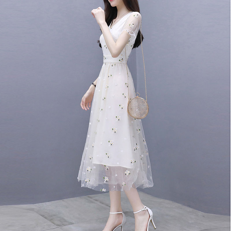 简直哭笑不得，妈妈穿“仙女裙”抱孙女逛街，别人以为她生了二胎