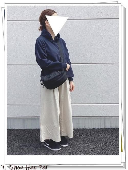  『海军蓝风连帽卫衣』能穿3季的万能搭配单品！海军蓝连帽卫衣的多种造型示范