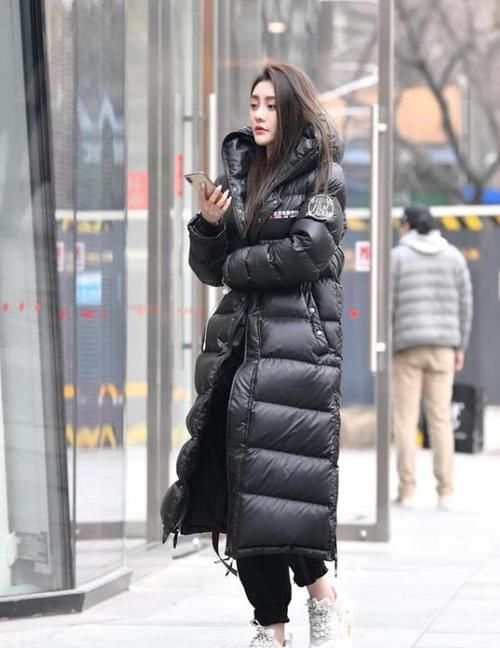 气质■街拍：身材高挑的美女，一件白色衬衫配红色皮裙，时尚魅力气质范