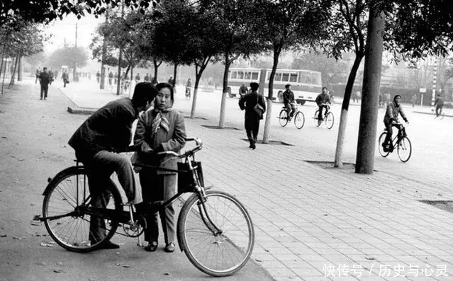 七十年代老照片大城市里也有些人开始像西方一样，穿着比较开放的