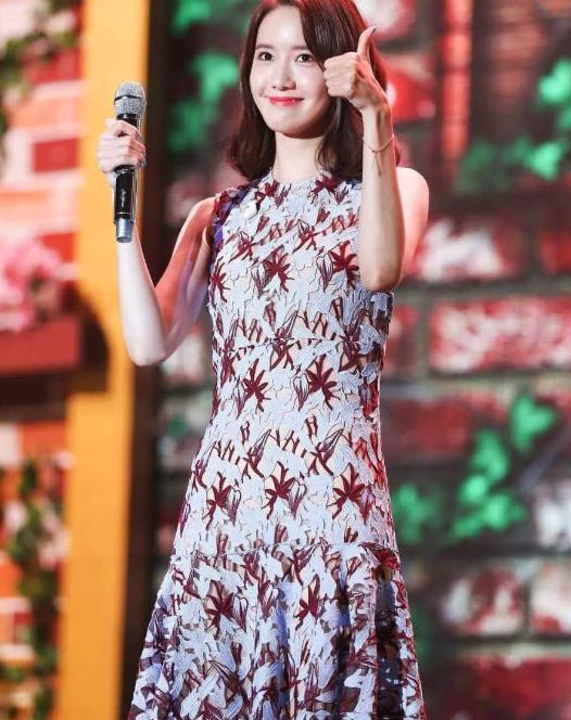 林允儿咋这样啊，裙子破了，内衬的薄纱都跑出来了，也不理一下！