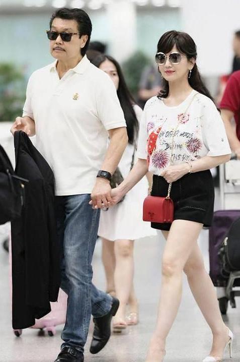 当赵雅芝和奚梦瑶同穿短裤，网友：原来气质在身材面前竟不堪一击