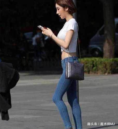 美女■街拍：紧身牛仔裤美女,时尚的简约穿搭,彰显女神气质！