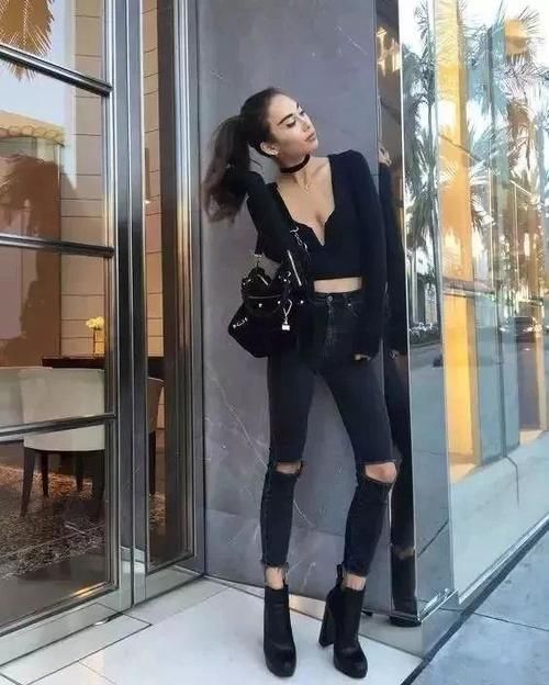 杨幂最近啥都敢穿！上衣高腰下衣超短裙，硬是比国外妹子高出一截