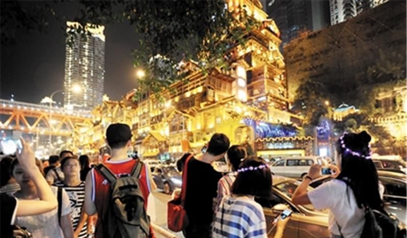 重庆“网红”景点，人声鼎沸美女云集，游客：简直是“男性天堂”