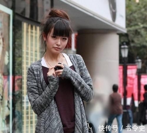  『美女』率性自然的美女穿搭紧身牛仔裤，简约又大气，魅力十足！