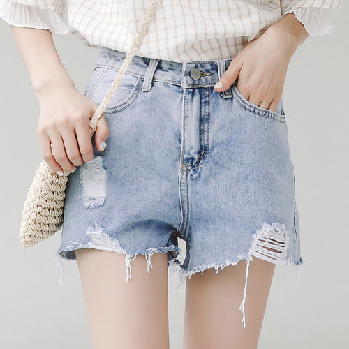 老婆真胆大，穿这样的短裤裙裤超性感，上街贼吸睛