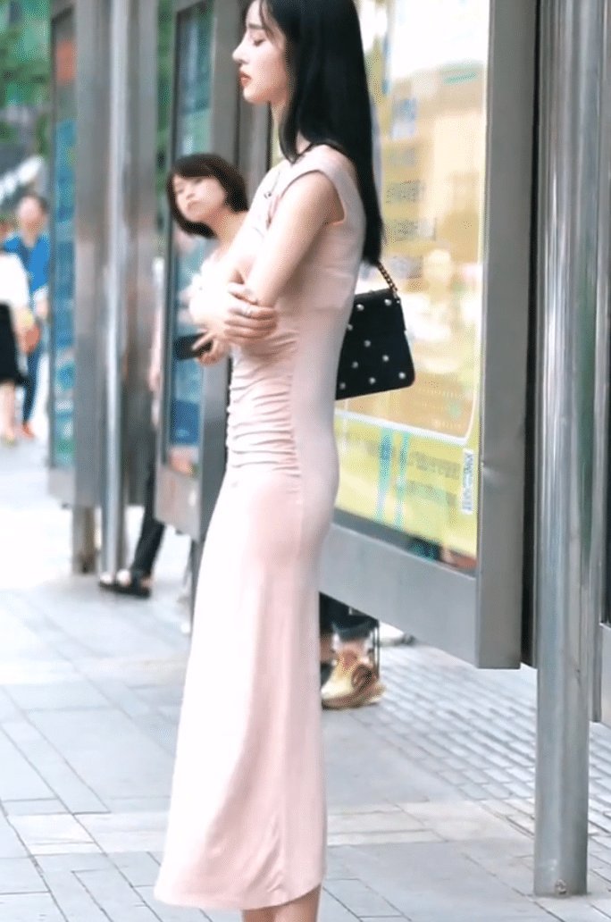 美女|美女那么好看的包臀长裙,为什么就是不肯穿高跟