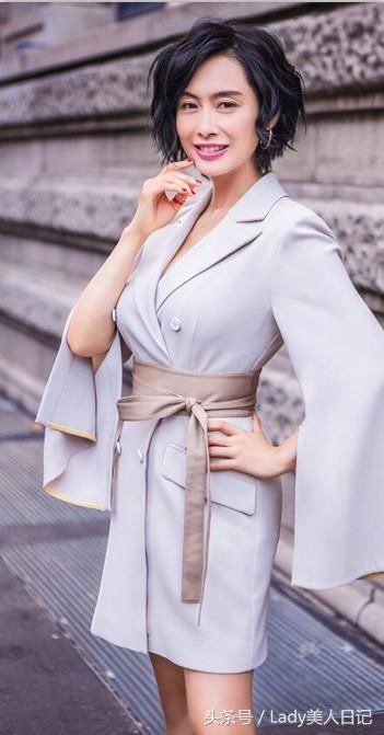 朱茵近态丰腴，一袭半身裙重回当年风韵，网友:周星驰会后悔吗?