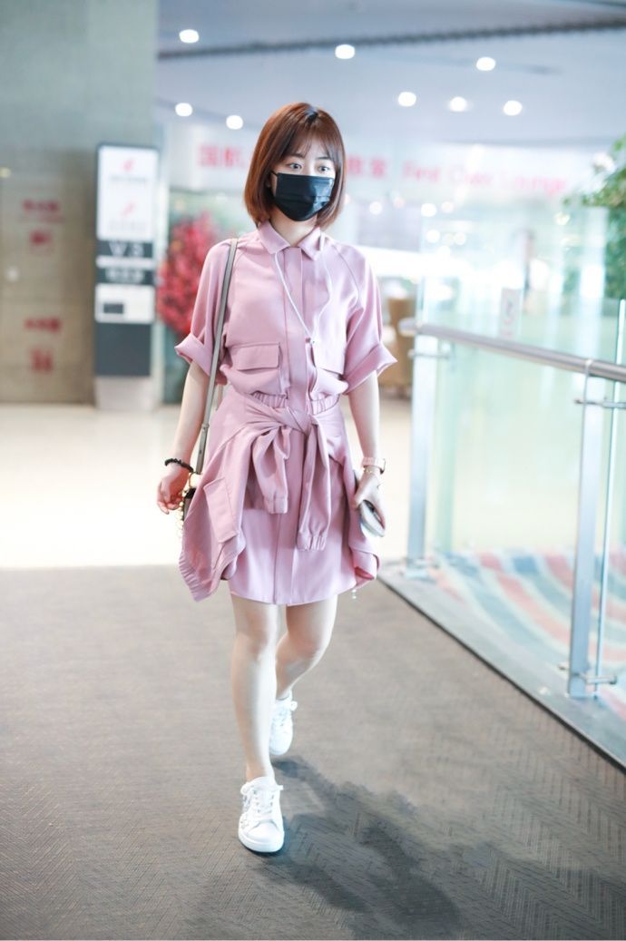 谭松韵穿连体短裤出席活动，腿被P出2米长，网友：能再假一点么