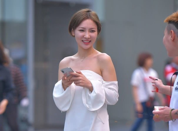 靓丽小姐姐一字肩连衣裙展现丰满上围曲线，松垮的衣服想要掉下来