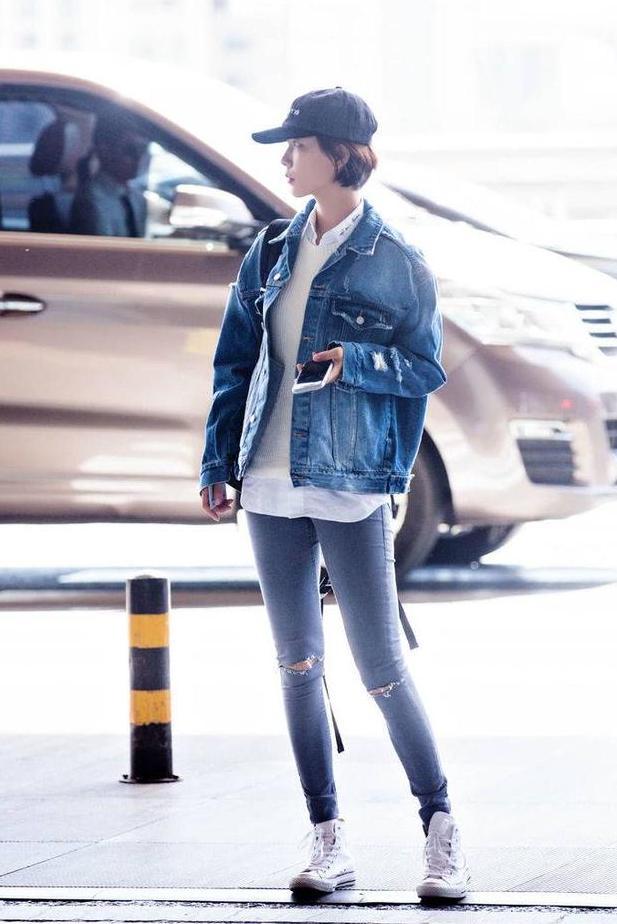 王珞丹嫌鞋子太高，索性脱掉光着脚丫走阳台，网友：女神悠着点！