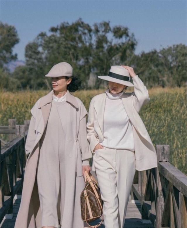 『穿法』奔四奔五女人,少穿卫衣打底裤,学学下面潮人的穿法,时髦又高级