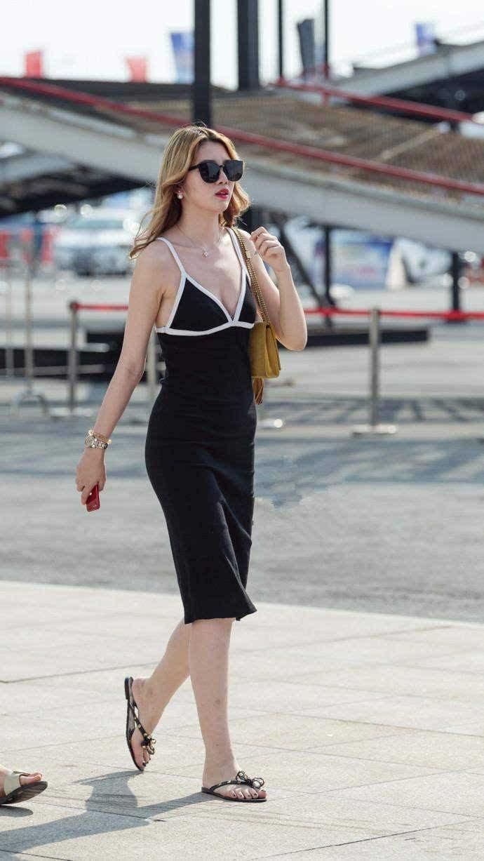 街拍：性感的吊带，这一身穿搭确实很有感染力呢？